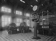 Machine van de telegrafiezender. Rechts de omschakelaar naar de reserve machine met boven de Ampèremeter
